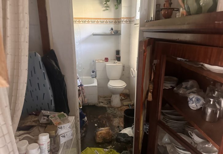 Salle de bain et couloir encombrés avant un nettoyage après squat à Marseille - Solution Diogène