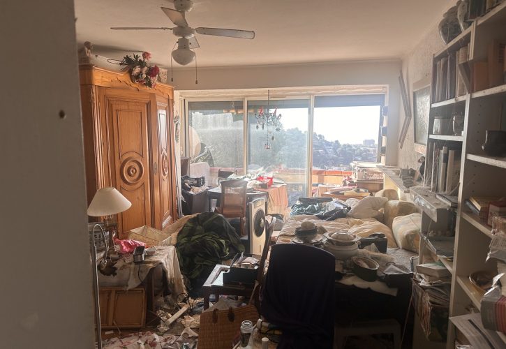 Salon d'une maison à Marseille encombré par de nombreux objets avant un débarras et nettoyage spécialisé