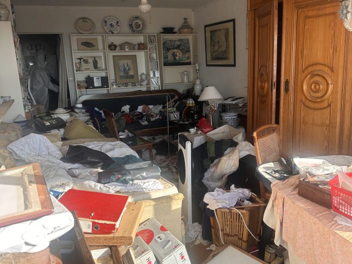 Salon fortement encombré avant un débarras et nettoyage à Marseille - Solution Diogène