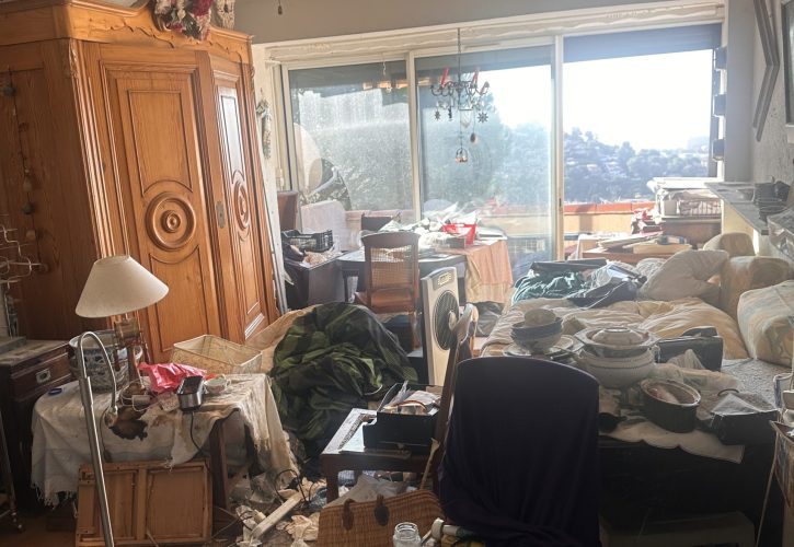 Salon en état d'insalubrité avant nettoyage après syndrome de Diogène à Marseille - Solution Diogène