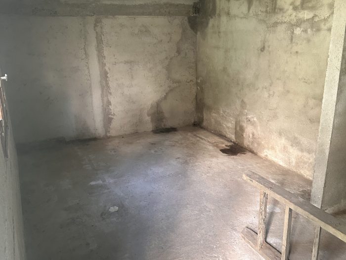 Cave nettoyée et vide après une intervention de nettoyage.