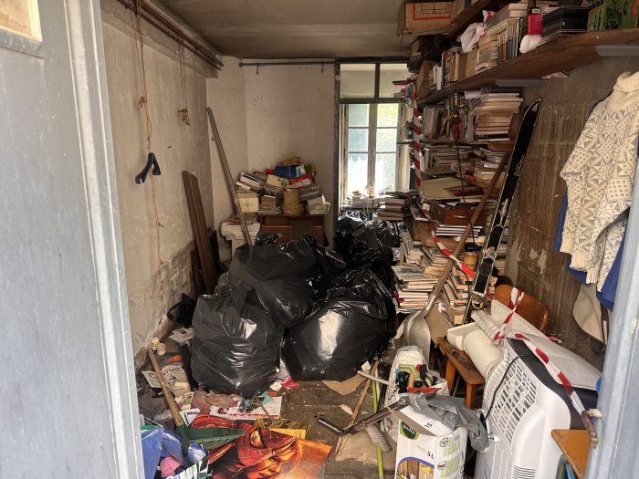 Chambre encombrée avant un nettoyage en cas de syndrome de Diogène.