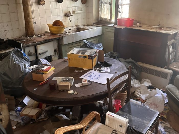 Salon encombré avant nettoyage en intervention à Marseille - Solution Diogène