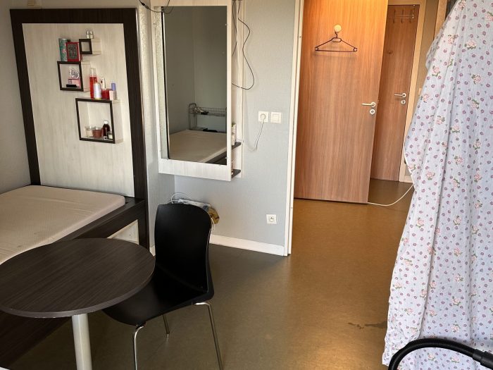 Studio après un nettoyage complet, propre et bien rangé.