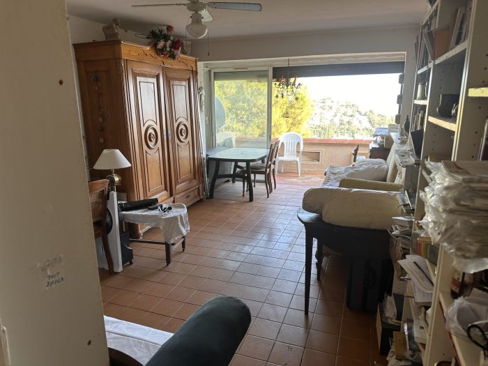 Salon après un débarras et un nettoyage approfondi à Marseille, offrant un espace propre et rangé.