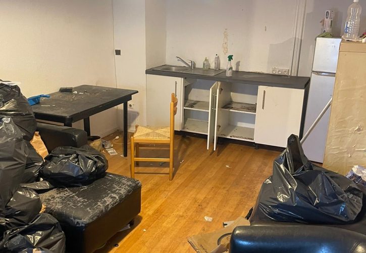 Débarras d'un logement insalubre avec des sacs poubelles empilés - Solution Diogène