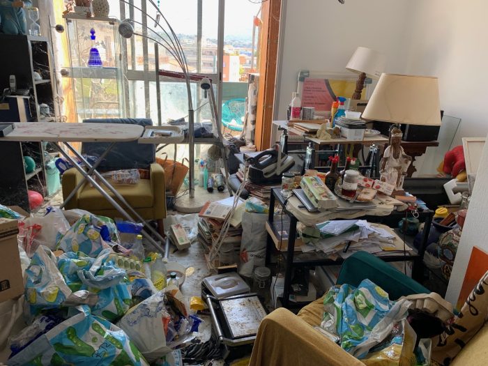 Accumulation excessive d'objets et de déchets à l'intérieur d'une maison.